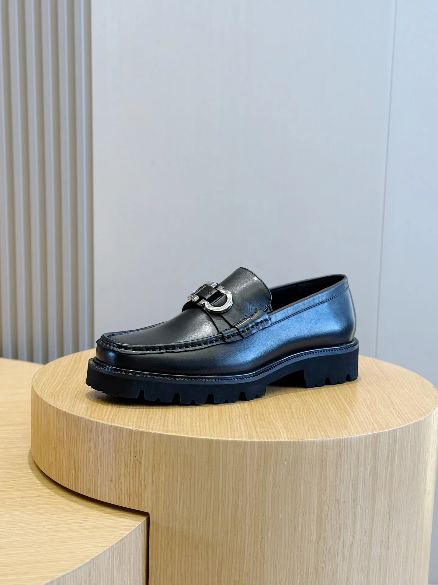 [Ferragamo] Top P: 760💰 Number of yards: 39~44 (38.45. Customized, non-returnable) Ferragamo men's leather derby shoes. The new derby shoes are light in texture and cool in style. They adopt exquisite eyelet uppers and novelly define urban trends. Made of brushed cowhide, it has a plump and rounded toe box and is decorated with delicate wingtip decorative details. Imported cowhide + cowhide lining.